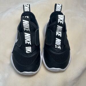 BABY Nike Flexrunner Black and White Slip-On Sneakers Size 4C